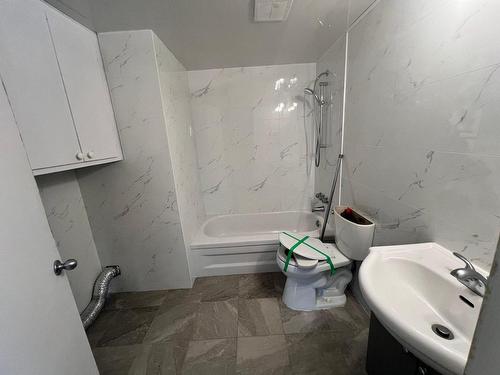 Salle de bains - 24-7750 Av. Trahan, Brossard, QC - Indoor Photo Showing Bathroom