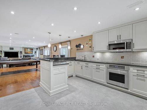 56 Sandbanks Dr, Richmond Hill, ON - Indoor Photo Showing Kitchen With Upgraded Kitchen