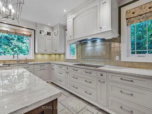 56 Sandbanks Dr, Richmond Hill, ON - Indoor Photo Showing Kitchen