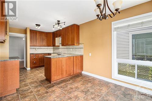 1407 Laurin Crescent, Ottawa, ON - Indoor Photo Showing Kitchen