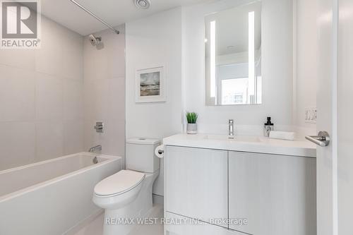 422 - 30 Inn On The Park Drive, Toronto, ON - Indoor Photo Showing Bathroom