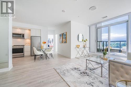 422 - 30 Inn On The Park Drive, Toronto, ON - Indoor Photo Showing Living Room