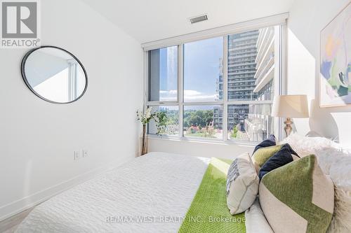 422 - 30 Inn On The Park Drive, Toronto, ON - Indoor Photo Showing Bedroom