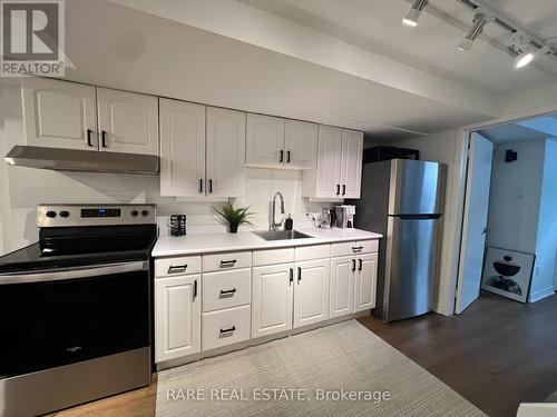 295 Kenilworth Avenue, Toronto, ON - Indoor Photo Showing Kitchen