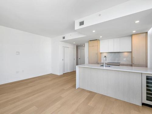 902-1100 Yates St, Victoria, BC - Indoor Photo Showing Kitchen