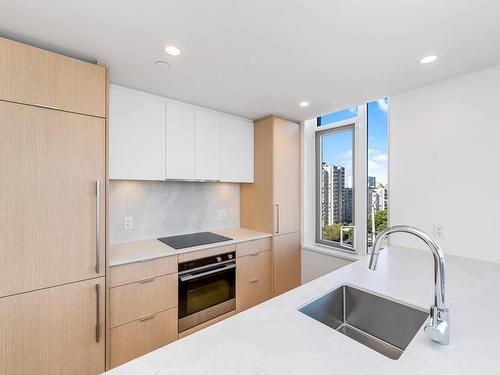 902-1100 Yates St, Victoria, BC - Indoor Photo Showing Kitchen