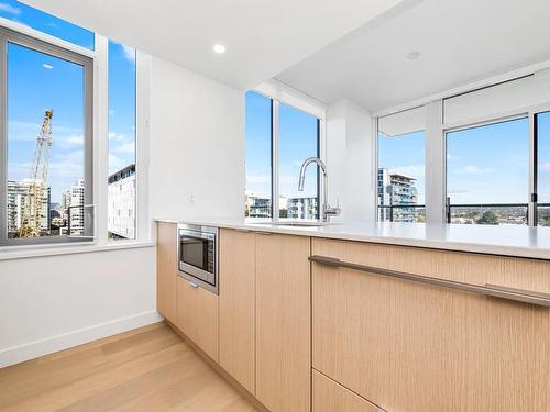 902-1100 Yates St, Victoria, BC - Indoor Photo Showing Kitchen