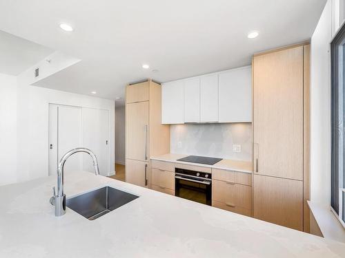 902-1100 Yates St, Victoria, BC - Indoor Photo Showing Kitchen With Upgraded Kitchen