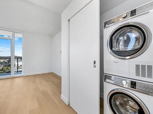 902-1100 Yates St, Victoria, BC - Indoor Photo Showing Laundry Room