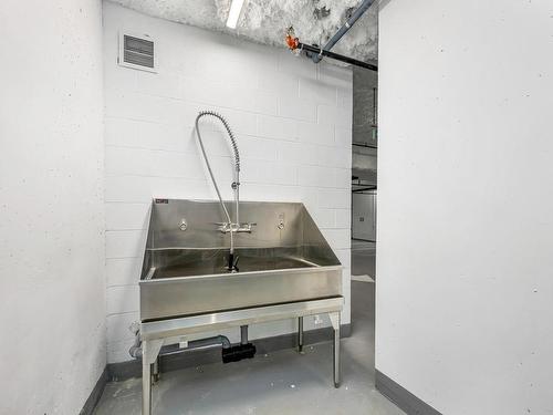 902-1100 Yates St, Victoria, BC - Indoor Photo Showing Kitchen With Double Sink