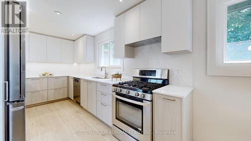 25 Silver Aspen Drive, Markham (Royal Orchard), ON - Indoor Photo Showing Kitchen With Upgraded Kitchen