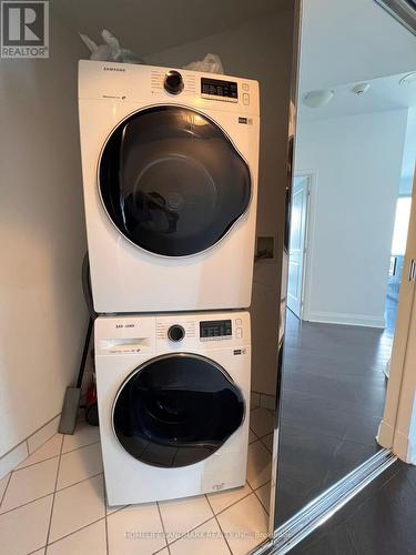 1002 - 1080 Bay Street, Toronto (Bay Street Corridor), ON - Indoor Photo Showing Laundry Room