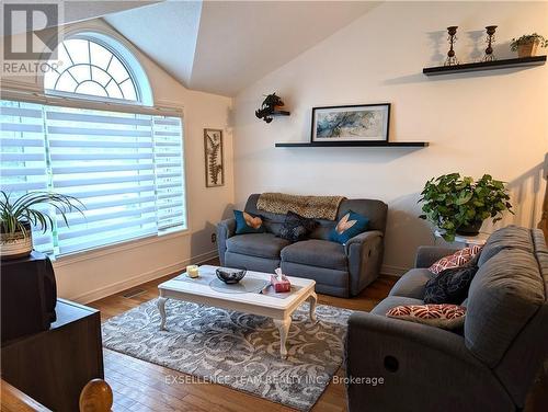 17307 Wheeler Road, South Stormont, ON - Indoor Photo Showing Living Room