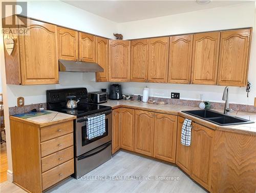 17307 Wheeler Road, South Stormont, ON - Indoor Photo Showing Kitchen With Double Sink