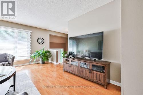 7232 Ridgeland Crescent, Mississauga, ON - Indoor Photo Showing Living Room