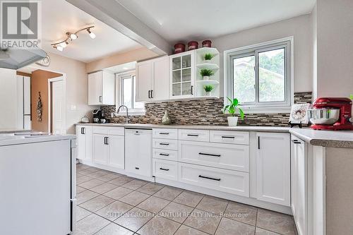 7232 Ridgeland Crescent, Mississauga, ON - Indoor Photo Showing Kitchen