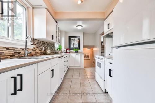 7232 Ridgeland Crescent, Mississauga, ON - Indoor Photo Showing Kitchen With Double Sink