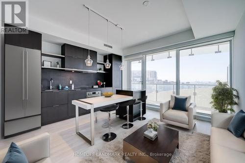 4211 - 197 Yonge Street, Toronto, ON - Indoor Photo Showing Living Room