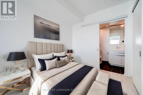 4211 - 197 Yonge Street, Toronto, ON - Indoor Photo Showing Bedroom