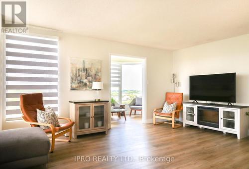 1201 - 1271 Walden Circle, Mississauga, ON - Indoor Photo Showing Living Room