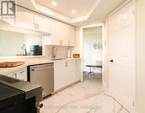 1201 - 1271 Walden Circle, Mississauga, ON - Indoor Photo Showing Kitchen