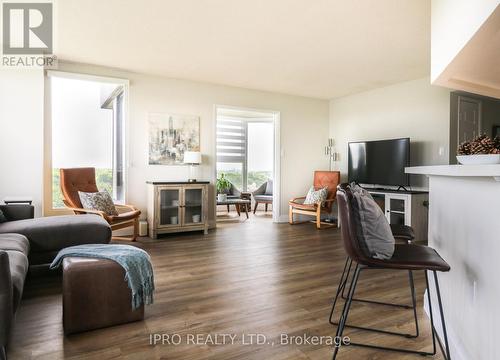 1201 - 1271 Walden Circle, Mississauga, ON - Indoor Photo Showing Living Room