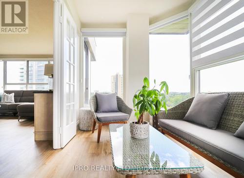 1201 - 1271 Walden Circle, Mississauga, ON - Indoor Photo Showing Living Room