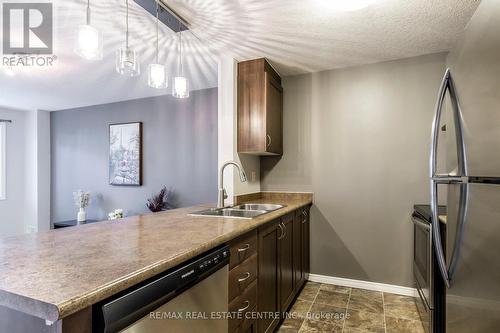 17 - 35 Mountford Drive, Guelph (Grange Hill East), ON - Indoor Photo Showing Kitchen With Double Sink