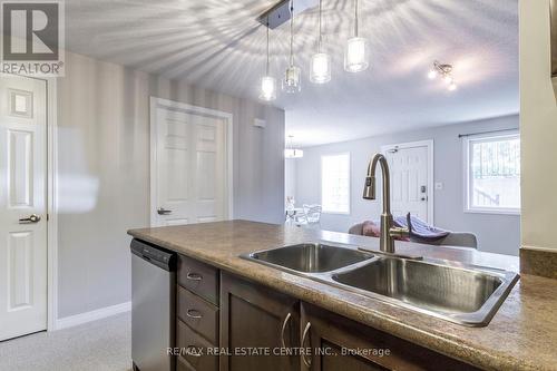 17 - 35 Mountford Drive, Guelph (Grange Hill East), ON - Indoor Photo Showing Kitchen With Double Sink