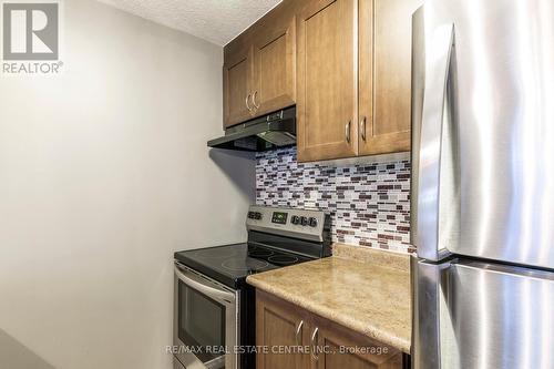 17 - 35 Mountford Drive, Guelph (Grange Hill East), ON - Indoor Photo Showing Kitchen With Stainless Steel Kitchen