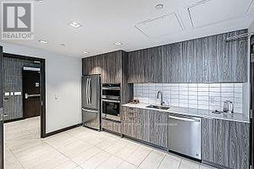 405 - 6 Sonic Way, Toronto (Flemingdon Park), ON - Indoor Photo Showing Kitchen With Stainless Steel Kitchen With Upgraded Kitchen