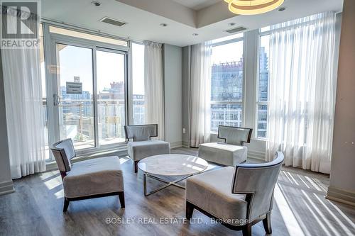 532 - 628 Fleet Street, Toronto, ON - Indoor Photo Showing Living Room