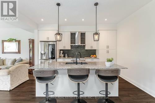 43 Ferris Circle, Guelph (Clairfields), ON - Indoor Photo Showing Kitchen With Upgraded Kitchen