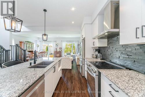 43 Ferris Circle, Guelph (Clairfields), ON - Indoor Photo Showing Kitchen With Double Sink With Upgraded Kitchen