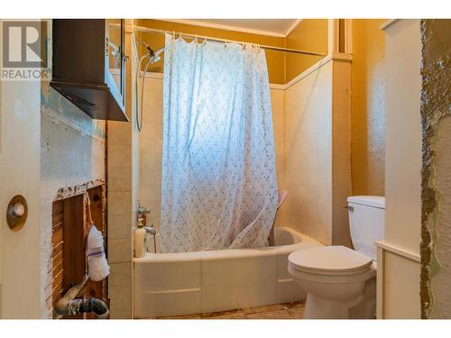 1910 Daniel  Street, Trail, BC - Indoor Photo Showing Bathroom