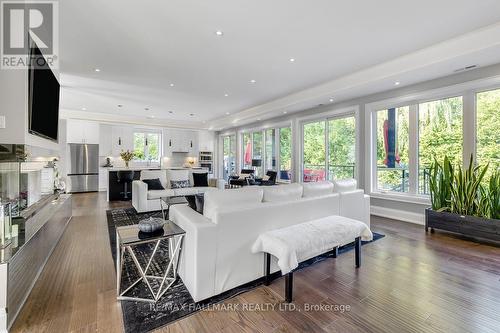 16 Tadcaster Place, Toronto, ON - Indoor Photo Showing Living Room