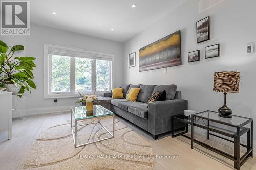 16 Tadcaster Place, Toronto (Banbury-Don Mills), ON - Indoor Photo Showing Living Room