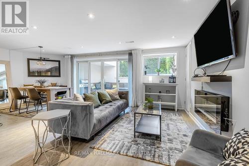 16 Tadcaster Place, Toronto (Banbury-Don Mills), ON - Indoor Photo Showing Living Room