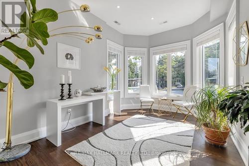 16 Tadcaster Place, Toronto (Banbury-Don Mills), ON - Indoor Photo Showing Living Room