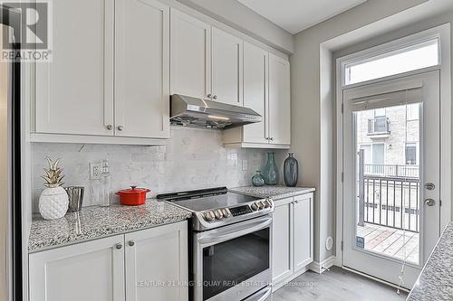 32 William F Bell Parkway, Richmond Hill, ON - Indoor Photo Showing Kitchen With Upgraded Kitchen