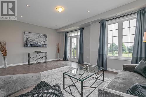 32 William F Bell Parkway, Richmond Hill, ON - Indoor Photo Showing Living Room