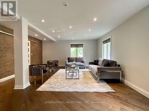 151 Richmond Street, Richmond Hill (Mill Pond), ON - Indoor Photo Showing Living Room