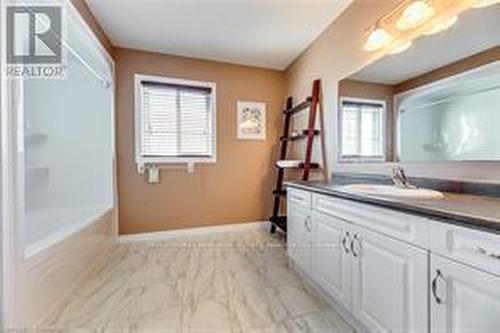 797 Paris Boulevard, Waterloo, ON - Indoor Photo Showing Bathroom