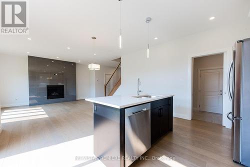 206 Winlow Way, Middlesex Centre (Komoka), ON - Indoor Photo Showing Kitchen With Upgraded Kitchen