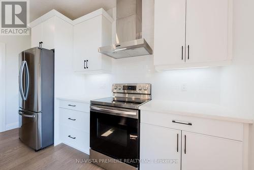 206 Winlow Way, Middlesex Centre (Komoka), ON - Indoor Photo Showing Kitchen