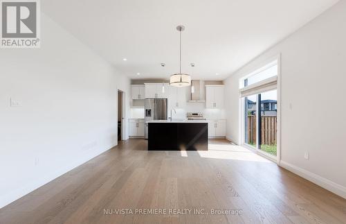 206 Winlow Way, Middlesex Centre (Komoka), ON - Indoor Photo Showing Kitchen