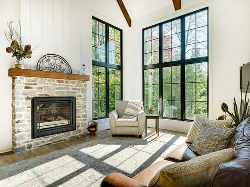 Salon - 142 Ch. Paquin, Sainte-Anne-Des-Lacs, QC - Indoor Photo Showing Living Room With Fireplace