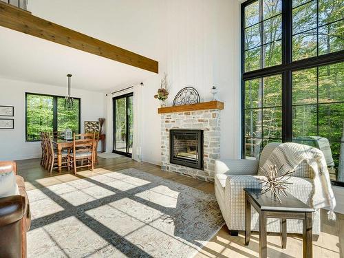 Salon - 142 Ch. Paquin, Sainte-Anne-Des-Lacs, QC - Indoor Photo Showing Living Room With Fireplace