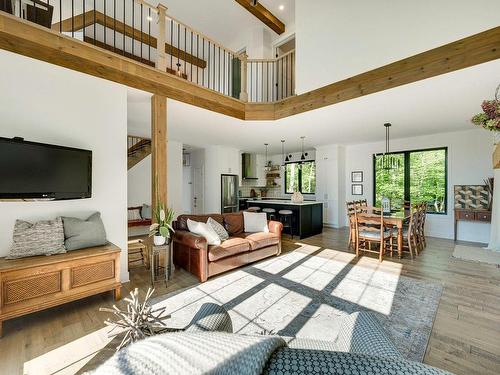 Vue d'ensemble - 142 Ch. Paquin, Sainte-Anne-Des-Lacs, QC - Indoor Photo Showing Living Room