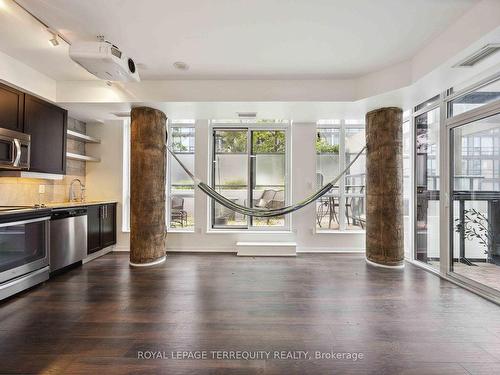 1222-400 Adelaide St E, Toronto, ON - Indoor Photo Showing Kitchen